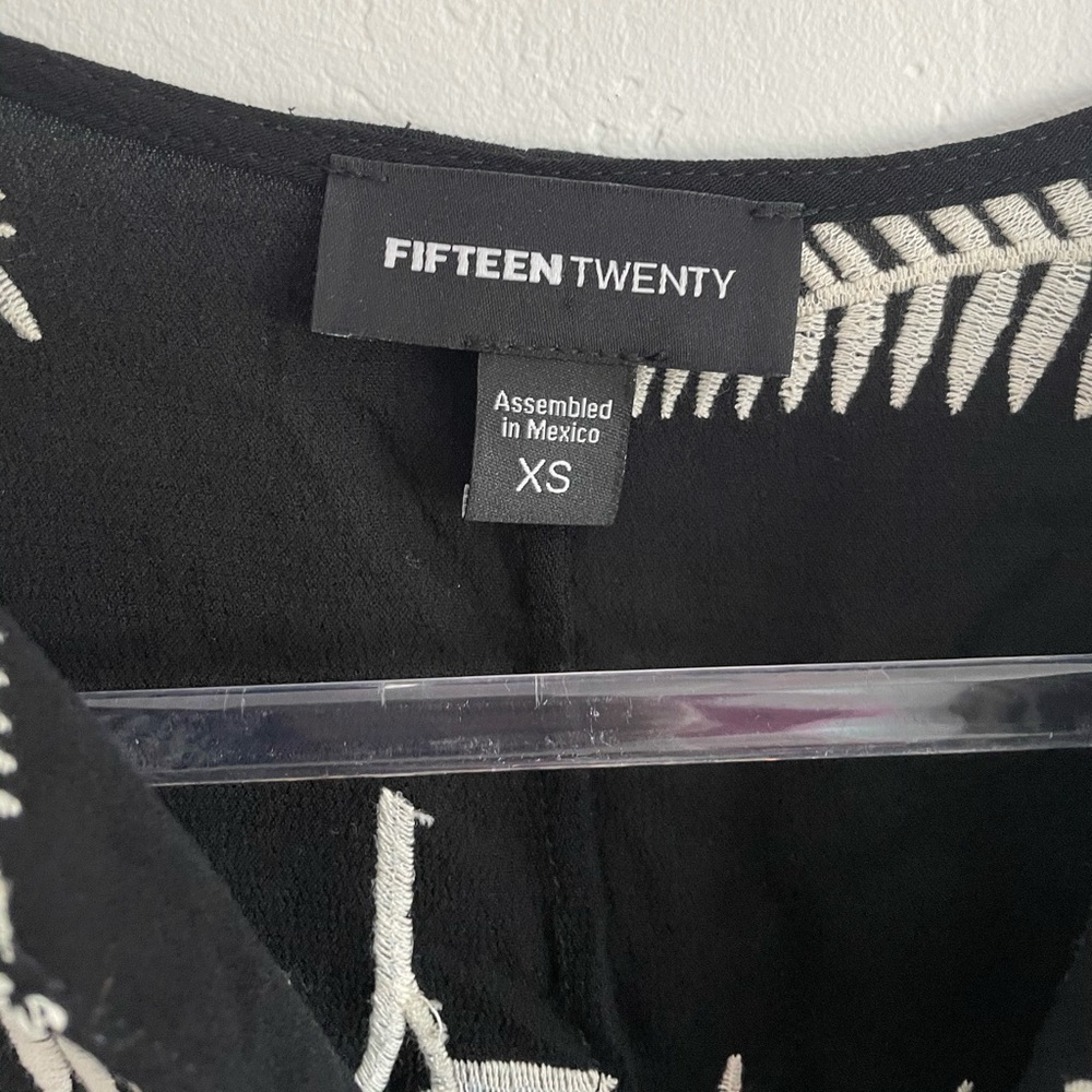 Fifteen Twenty embroidered cropped tee black and cream NWOT XS palm leaf - Picture 4 of 8